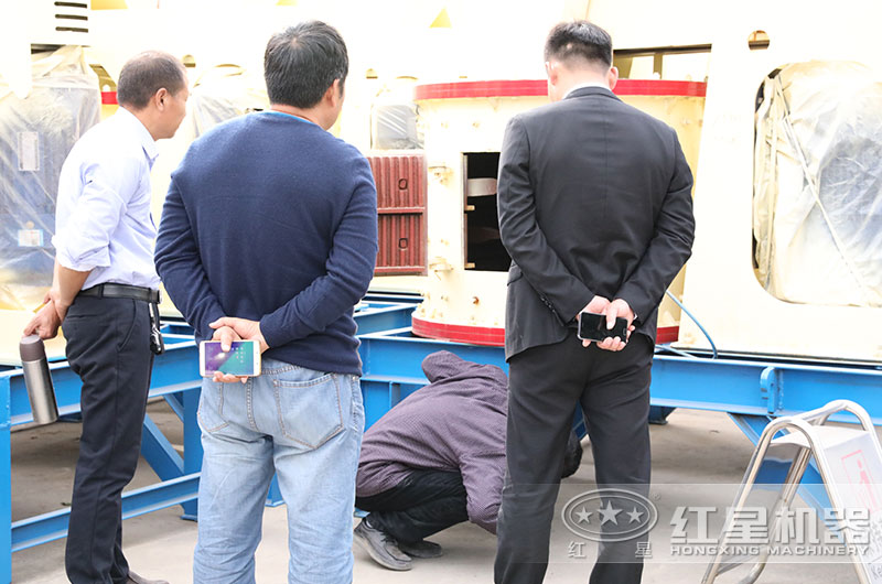 客戶(hù)來(lái)廠考察立軸復(fù)合破制砂機(jī)