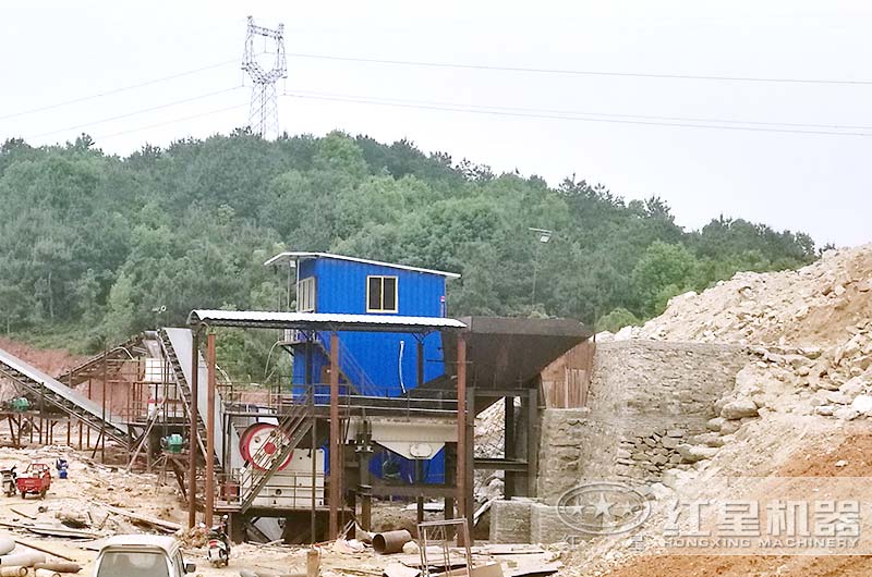 小型石頭破碎機(jī)成套多少錢？（內(nèi)附現(xiàn)場生產(chǎn)視頻）