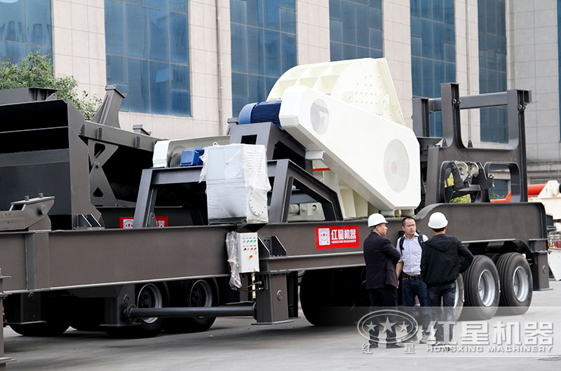 山東濟(jì)南用戶來廠考察選購(gòu)大型移動(dòng)粉碎機(jī)