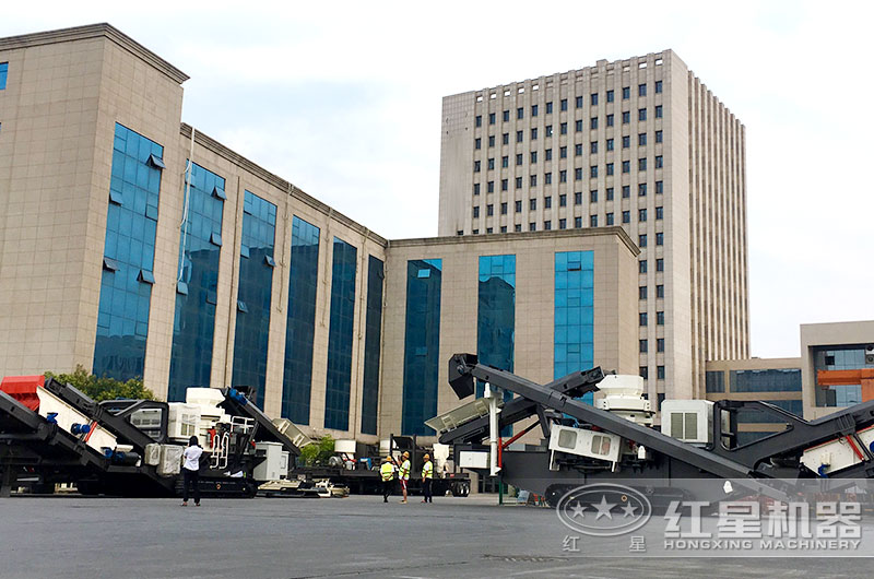 河北滄州用戶來廠考察選購(gòu)移動(dòng)石頭破碎機(jī)