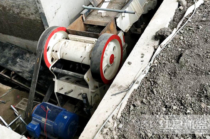 破碎石頭機10萬的有多大產(chǎn)量，哪個廠家生產(chǎn)的質量好？