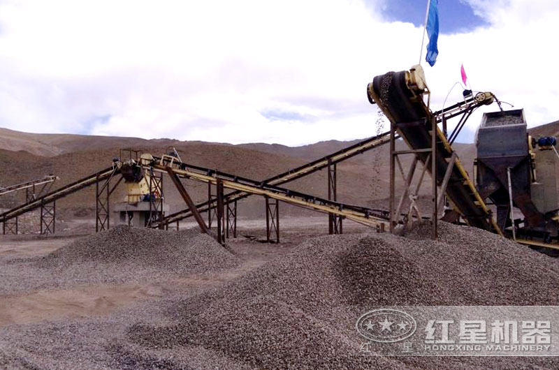 10萬的破碎石頭機生產現(xiàn)場