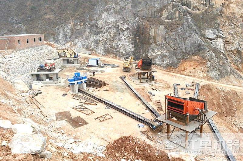 還在籌建中的鵝卵石制沙加工現(xiàn)場