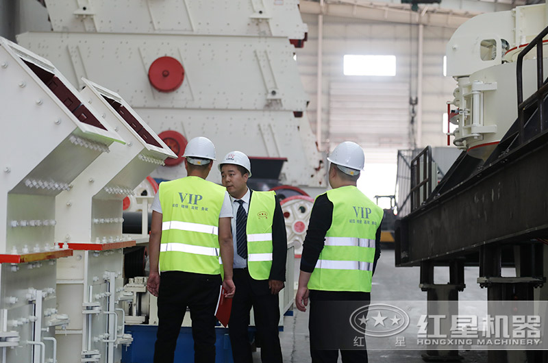 客戶來廠考察細(xì)碎機