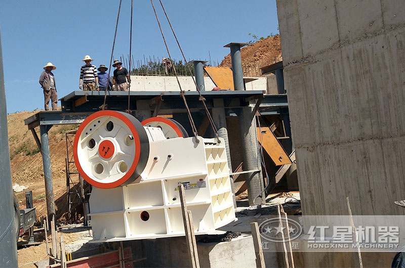 刻沙子石子機(jī)每天的產(chǎn)量多少？開辦石子廠合法嗎？