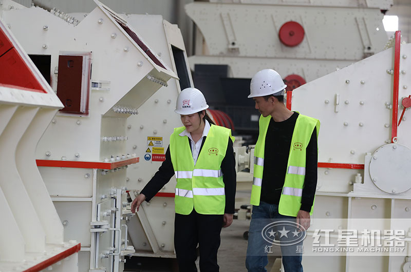 有1萬(wàn)至2萬(wàn)左右的的小型碎石機(jī)嗎？