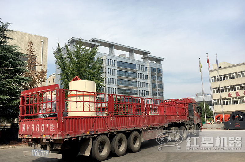 客戶訂購的復(fù)合式破碎機(jī)發(fā)貨現(xiàn)場