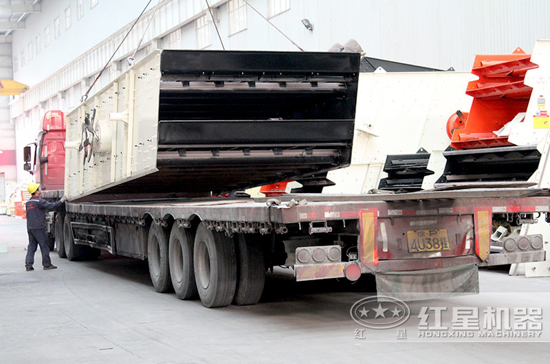 紅星機器圓振動篩裝車發(fā)貨現場