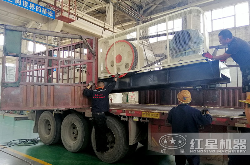 河南紅星對輥式制砂機又發(fā)貨啦！