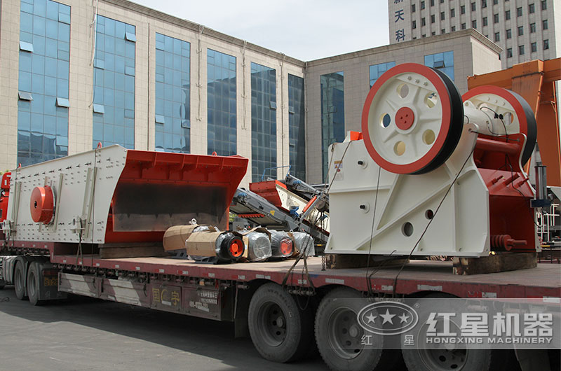 客戶訂購的顎式破碎機準(zhǔn)備發(fā)貨