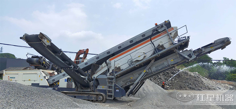 履帶移動(dòng)破加工白云石同出石子、沙子現(xiàn)場